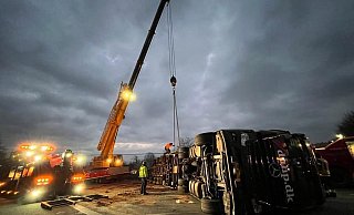 Es dauerte 8 Stunden, bis eine Autokran-Fachfirma den Lkw wieder aufrichten und abtransportieren konnte. - Autobahnpolizei Bielefeld Es dauerte 8 Stunden, bis eine Autokran-Fachfirma den Lkw wieder aufrichten und abtransportieren konnte. - Autobahnpolizei Bielefeld