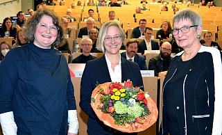 Angelika Epple (Mitte) nach ihrer Wahl, eingerahmt von Silke Schwandt (l.) und Annette Fugmann-Heesing. - Uni Bielefeld Angelika Epple (Mitte) nach ihrer Wahl, eingerahmt von Silke Schwandt (l.) und Annette Fugmann-Heesing. - Uni Bielefeld