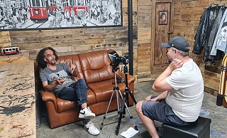 Der 2019 für den Oscar nominierte Filmproduzent und gebürtige Paderborner Ansgar Frerich (r.) spricht mit Suat über dessen Fluchterfahrung. - Rajkumar Mukherjee Der 2019 für den Oscar nominierte Filmproduzent und gebürtige Paderborner Ansgar Frerich (r.) spricht mit Suat über dessen Fluchterfahrung. - Rajkumar Mukherjee
