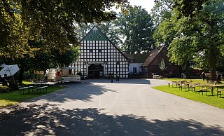 Auf dem Bauernhof der Familie Kreft soll ein Naturkindergarten entstehen. Aus dem ehemaligen Schweinestall in dem roten Backsteingebäude rechts soll ein Gruppenraum werden. - Gerald Dunkel Auf dem Bauernhof der Familie Kreft soll ein Naturkindergarten entstehen. Aus dem ehemaligen Schweinestall in dem roten Backsteingebäude rechts soll ein Gruppenraum werden. - Gerald Dunkel