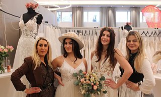 Hanna und Elisha Altunkaynak (v.l.), Joaquina Raulin und Marla Baier von „Princess“-Braut- und Abendmode blicken der Zukunft der Hochzeitsbranche positiv entgegen. - Moritz Jülich Hanna und Elisha Altunkaynak (v.l.), Joaquina Raulin und Marla Baier von „Princess“-Braut- und Abendmode blicken der Zukunft der Hochzeitsbranche positiv entgegen. - Moritz Jülich