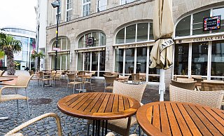 Der Außenbereich vom Café und Bar Celona blieb in diesem Sommer oft menschenleer. Zu häufig regnete es in Strömen. - Archivfoto: Lena Henning Der Außenbereich vom Café und Bar Celona blieb in diesem Sommer oft menschenleer. Zu häufig regnete es in Strömen. - Archivfoto: Lena Henning