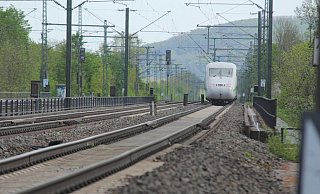Ein ICE rollt Richtung Porta Westfalica: Das Verkehrsministerium rechtfertigt den Planungsauftrag zur Hochgeschwindigkeitstrasse mit einer Fußnote zum Jakobsberg im Schienenwegeausbaugesetz. - Ulf Hanke Ein ICE rollt Richtung Porta Westfalica: Das Verkehrsministerium rechtfertigt den Planungsauftrag zur Hochgeschwindigkeitstrasse mit einer Fußnote zum Jakobsberg im Schienenwegeausbaugesetz. - Ulf Hanke