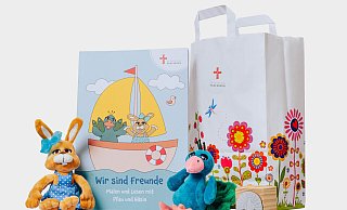 Die Libori-Charity-Tasche für Kinder enthält Pfau und Häsin, ein Malbuch sowie einen Stempel. - BESIM MAZHIQI Die Libori-Charity-Tasche für Kinder enthält Pfau und Häsin, ein Malbuch sowie einen Stempel. - BESIM MAZHIQI