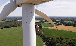 Das Gespann hängt in 110 Metern Höhe. - Berufsfeuerwehr Gütersloh Das Gespann hängt in 110 Metern Höhe. - Berufsfeuerwehr Gütersloh