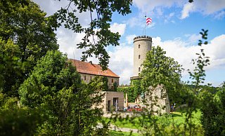 Hier hätte die Hermannslauf-Flagge wehen könnenn. Zwei Bielefelder aus den Reihen von Linken und FDP gehen mit dem OB jetzt besonders hart ins Gericht. - Sarah Jonek Fotografie Hier hätte die Hermannslauf-Flagge wehen könnenn. Zwei Bielefelder aus den Reihen von Linken und FDP gehen mit dem OB jetzt besonders hart ins Gericht. - Sarah Jonek Fotografie