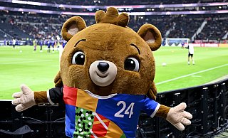 Bär Albärt ist das offizielle Maskottchen der Fußball-EM 2024. - Arne Dedert/dpa Bär Albärt ist das offizielle Maskottchen der Fußball-EM 2024. - Arne Dedert/dpa