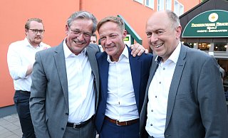Daniel Sieveke nimmt die Glückwünsche der Parteikollegen Michael Dreier und Christoph Rüther entgegen. - Holger Kosbab Daniel Sieveke nimmt die Glückwünsche der Parteikollegen Michael Dreier und Christoph Rüther entgegen. - Holger Kosbab