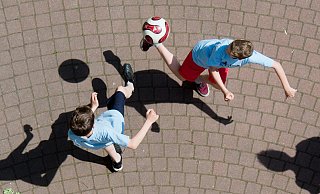 Fußball haben Kinder auf einem Bielefelder Schulhof gespielt. Statt eines Balls, wie in diesem Symbolbild, kickten sie einen kleinen Igel hin und her. Er ist schwer verletzt. - Julian Stratenschulte Fußball haben Kinder auf einem Bielefelder Schulhof gespielt. Statt eines Balls, wie in diesem Symbolbild, kickten sie einen kleinen Igel hin und her. Er ist schwer verletzt. - Julian Stratenschulte