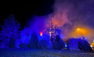 Ein Feuerwehrmann beobachtet den Brand vom angrenzenden Feld aus. - Charlotte Mahncke Ein Feuerwehrmann beobachtet den Brand vom angrenzenden Feld aus. - Charlotte Mahncke