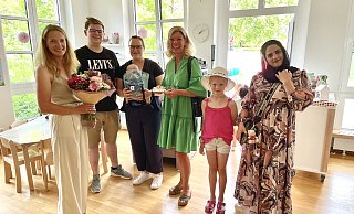 Marlen Karthaus (l.), Leiterin der Kita freut sich über die vielen interessierten Familien und Gratulanten. - Carola Drabon Marlen Karthaus (l.), Leiterin der Kita freut sich über die vielen interessierten Familien und Gratulanten. - Carola Drabon