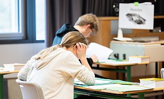 In NRW scheiterte der Download der Abiturklausuren an einer technischen Panne. Die Prüfungen mussten auf Freitag verschoben werden. - Silas Stein In NRW scheiterte der Download der Abiturklausuren an einer technischen Panne. Die Prüfungen mussten auf Freitag verschoben werden. - Silas Stein