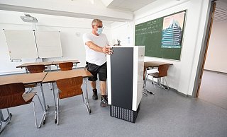 Mobile Luftfilter wie dieser können in Klassenräumen verhindern helfen, dass sich Coronaviren verbreiten. Die Stadt Bielefeld setzt auf andere Lösungen. - picture alliance/dpa Mobile Luftfilter wie dieser können in Klassenräumen verhindern helfen, dass sich Coronaviren verbreiten. Die Stadt Bielefeld setzt auf andere Lösungen. - picture alliance/dpa