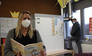 Kristina Friedrich, Lehrerin an der Grundschule Brake, freut sich über die neue Luftfilteranlage im Klassenraum. Sie ist magnetisch, kann so auch als Pinnwand genutzt werden. Hausmeister Christopher Perry zeigt, wo Zu- und Abluft sowie Kondensat fließen. - Ivonne Michel Kristina Friedrich, Lehrerin an der Grundschule Brake, freut sich über die neue Luftfilteranlage im Klassenraum. Sie ist magnetisch, kann so auch als Pinnwand genutzt werden. Hausmeister Christopher Perry zeigt, wo Zu- und Abluft sowie Kondensat fließen. - Ivonne Michel