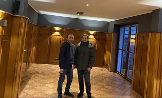 Alexandr Poel (l.) und Artur Hils präsentieren ihren besenreinen Gastraum. In vierzehn Tagen ist Eröffnung. - Heimo Stefula Alexandr Poel (l.) und Artur Hils präsentieren ihren besenreinen Gastraum. In vierzehn Tagen ist Eröffnung. - Heimo Stefula