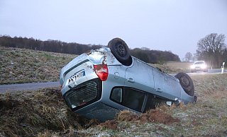 Der Wagen blieb wenige Meter vor der Abzweigung zum Jagdweg auf dem Dach liegen. - Charlotte Mahncke Der Wagen blieb wenige Meter vor der Abzweigung zum Jagdweg auf dem Dach liegen. - Charlotte Mahncke