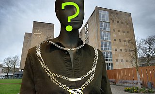 Wer darf sich nach der nächsten Wahl mit der Gütersloher Bürgermeisterkette schmücken? Hinter den Kulissen wird bereits kräftig sondiert. - Andreas Frücht Wer darf sich nach der nächsten Wahl mit der Gütersloher Bürgermeisterkette schmücken? Hinter den Kulissen wird bereits kräftig sondiert. - Andreas Frücht