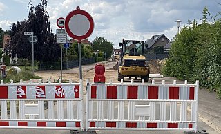 Am Offelter Weg gab es in den vergangenen Wochen Arbeiten an den Wasserleitungen und der Kanalquerung. Die Straße ist jetzt wieder provisorisch befahrbar. Für kommendes Jahr ist dann der Ausbau des Abschnittes von der Straße Am Osttor bis Bremer Straße geplant. Hier wird es noch eine Anwohnerversammlung geben. - Sandra Spieker Am Offelter Weg gab es in den vergangenen Wochen Arbeiten an den Wasserleitungen und der Kanalquerung. Die Straße ist jetzt wieder provisorisch befahrbar. Für kommendes Jahr ist dann der Ausbau des Abschnittes von der Straße Am Osttor bis Bremer Straße geplant. Hier wird es noch eine Anwohnerversammlung geben. - Sandra Spieker
