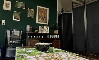 Das Studio: Die Kunst an der Wand stammt von Celine Kitta. Im Vordergrund liegen ihre sogenannte "Wanna-Dos", also kleinere, fertige Motive, aus denen Kunden auch spontan auswählen können. - Danielle Dörsing Das Studio: Die Kunst an der Wand stammt von Celine Kitta. Im Vordergrund liegen ihre sogenannte "Wanna-Dos", also kleinere, fertige Motive, aus denen Kunden auch spontan auswählen können. - Danielle Dörsing