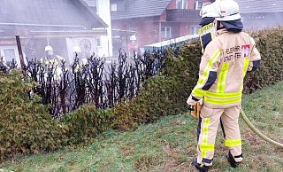 In der Höxteraner Ortschaft Albaxen griffen die Flammen auf eine Hecke über. - Feuerwehr Höxter In der Höxteraner Ortschaft Albaxen griffen die Flammen auf eine Hecke über. - Feuerwehr Höxter