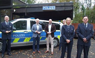 Polizeihauptkommissarin Ilka Hahler und Polizeihauptkommissar Thomas Haese (vorne) vor der Espelkamper Polizeiwache. Im Hintergrund stehen Polizeidirektor Mathias Schmidt (v. l.), Espelkamps Bürgermeister Henning Vieker, Landrat Ali Dogan und Rahdens Bürgermeister Bert Honsel vor dem Einsatzfahrzeug. - Karsten Schulz Polizeihauptkommissarin Ilka Hahler und Polizeihauptkommissar Thomas Haese (vorne) vor der Espelkamper Polizeiwache. Im Hintergrund stehen Polizeidirektor Mathias Schmidt (v. l.), Espelkamps Bürgermeister Henning Vieker, Landrat Ali Dogan und Rahdens Bürgermeister Bert Honsel vor dem Einsatzfahrzeug. - Karsten Schulz