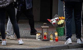 Am Tatort in der Paderborner Marienstraße gedenken Menschen des Getöteten mit Blumen und Kerzen. - Niklas Tüns Am Tatort in der Paderborner Marienstraße gedenken Menschen des Getöteten mit Blumen und Kerzen. - Niklas Tüns
