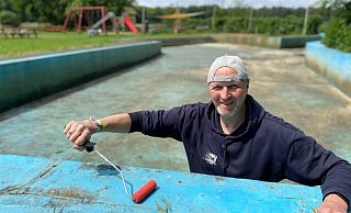 Damit der Pool zu Beginn der Saison 2025 wieder in neuem Glanz erstrahlt, ist eine Sanierung erforderlich. Olaf Köhler und die Mitglieder des Fördervereins Wapelbad haben dafür eine Crowdfunding-Aktion gestartet. - Christian Bröder Damit der Pool zu Beginn der Saison 2025 wieder in neuem Glanz erstrahlt, ist eine Sanierung erforderlich. Olaf Köhler und die Mitglieder des Fördervereins Wapelbad haben dafür eine Crowdfunding-Aktion gestartet. - Christian Bröder