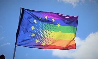 Die kombinierte Europa- und Regenbogenflagge flattert über einem Hausdach in Nieheim im Wind. Auch der Kreis Höxter hat am Sonntag gewählt - vielfarbig. - David Schellenberg Die kombinierte Europa- und Regenbogenflagge flattert über einem Hausdach in Nieheim im Wind. Auch der Kreis Höxter hat am Sonntag gewählt - vielfarbig. - David Schellenberg