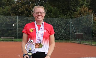 Charlotte Schwagmeier ist zum dritten Mal Weltmeisterin im Blindentennis geworden. Außerdem holte sie bei den IBSA World Games Gold im Einzel und Bronze im Doppel. - Jan Husmann Charlotte Schwagmeier ist zum dritten Mal Weltmeisterin im Blindentennis geworden. Außerdem holte sie bei den IBSA World Games Gold im Einzel und Bronze im Doppel. - Jan Husmann