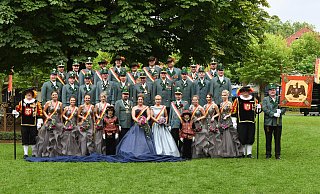 Der amtierende Hofstaat mit seinem Königspaar Dirk Scholl und Jana Mirk auf dem Schützenplatz im Jahr 2019. - Ulrich Petzold Der amtierende Hofstaat mit seinem Königspaar Dirk Scholl und Jana Mirk auf dem Schützenplatz im Jahr 2019. - Ulrich Petzold
