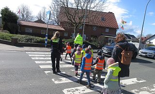 Beim Verkehrstraining mit der Paderborner Polizei üben die Kids aus der Kita, den sicheren Weg zur Schule, der für sie nach den Sommerferien bevorsteht. - Kreispolizeibehörde Paderborn Beim Verkehrstraining mit der Paderborner Polizei üben die Kids aus der Kita, den sicheren Weg zur Schule, der für sie nach den Sommerferien bevorsteht. - Kreispolizeibehörde Paderborn