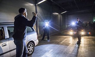 Polizisten stellen mit gezückten Schusswaffen einen Mann mit einem Messer in der Hand. Es ist eine der gefährlichsten Situationen im Polizeialltag. - Symbolfoto: Jochen Tack / imageBROKER Polizisten stellen mit gezückten Schusswaffen einen Mann mit einem Messer in der Hand. Es ist eine der gefährlichsten Situationen im Polizeialltag. - Symbolfoto: Jochen Tack / imageBROKER