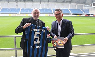 Der fünfte Fall von Kommissar Jürgen Kleekamp, dessen Name auf dem SCP-Trikot prangt, spielt unter anderem im Stadion des SC Paderborn. SCP-Geschäftsführer Martin Hornberger (r.) unterstützte Autor Joachim H. Peters dafür bei der Recherche. - Sven Hauhart Der fünfte Fall von Kommissar Jürgen Kleekamp, dessen Name auf dem SCP-Trikot prangt, spielt unter anderem im Stadion des SC Paderborn. SCP-Geschäftsführer Martin Hornberger (r.) unterstützte Autor Joachim H. Peters dafür bei der Recherche. - Sven Hauhart