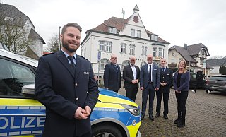 Nils-Hendrik Bückendorf ist neuer Bezirksdienstbeamter der Polizei in Pr. Oldendorf. Für seine neue Aufgabe wünschten ihm auch der Lübbecker Wachleiter Thomas Wiesinger, Landrat Ali Dogan, Bürgermeister Marko Steiner, Polizeidirektor Mathias Schmidt und Ordnungsamtsleiterin Melanie Detering-Vehlber alles Gute. - Joern Spreen-Ledebur Nils-Hendrik Bückendorf ist neuer Bezirksdienstbeamter der Polizei in Pr. Oldendorf. Für seine neue Aufgabe wünschten ihm auch der Lübbecker Wachleiter Thomas Wiesinger, Landrat Ali Dogan, Bürgermeister Marko Steiner, Polizeidirektor Mathias Schmidt und Ordnungsamtsleiterin Melanie Detering-Vehlber alles Gute. - Joern Spreen-Ledebur