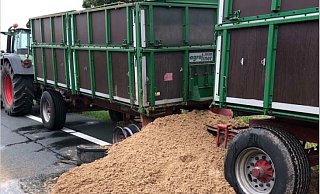 Der Sand rieselte in größerer Menge auf die Fahrbahn. - Polizei Minden-Lübbecke Der Sand rieselte in größerer Menge auf die Fahrbahn. - Polizei Minden-Lübbecke
