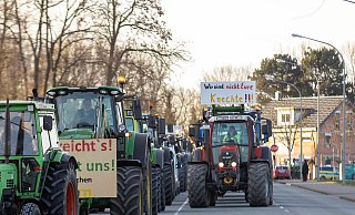 Beim Bauernprotest am 8. Januar fuhren 450 Trecker in einem Konvoi über die B1. Jetzt werden offenbar Landwirte für Straßensperren an Karneval gesucht. - Niklas Tüns Beim Bauernprotest am 8. Januar fuhren 450 Trecker in einem Konvoi über die B1. Jetzt werden offenbar Landwirte für Straßensperren an Karneval gesucht. - Niklas Tüns