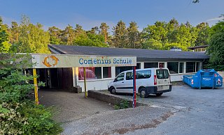 Die Comeniusschule ist sichtbar in die Jahre gekommen. Nach der erneuten Zwischennutzung, diesmal als Grundschule, soll sie abgerissen und durch Wohnhäuser ersetzt werden. - Andreas Zobe Die Comeniusschule ist sichtbar in die Jahre gekommen. Nach der erneuten Zwischennutzung, diesmal als Grundschule, soll sie abgerissen und durch Wohnhäuser ersetzt werden. - Andreas Zobe