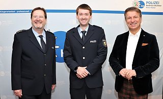 Behördenleiter Landrat Michael Stickeln (rechts) und Polizeidirektor Christian Brenski (links) begrüßen Polizeirat Sven Harrsen in Höxter. - Kreispolizeibehörde Höxter Behördenleiter Landrat Michael Stickeln (rechts) und Polizeidirektor Christian Brenski (links) begrüßen Polizeirat Sven Harrsen in Höxter. - Kreispolizeibehörde Höxter