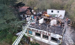 Das Dach ist weg. Per Drehleiter löscht die Feuerwehr zum zweiten Mal am ehemaligen Berghotel Waldfrieden. - Thomas Kube Das Dach ist weg. Per Drehleiter löscht die Feuerwehr zum zweiten Mal am ehemaligen Berghotel Waldfrieden. - Thomas Kube