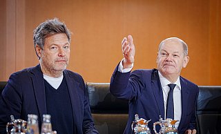 Wirtschaftsminister Robert Habeck (Grüne, l.) und Bundeskanzler Olaf Scholz (SPD) bei einer Kabinettssitzung: Vor allem die Abstimmung der Ministerien untereinander stellt nach Ansicht von Experten ein Problem in Deutschland dar. - Kay Nietfeld Wirtschaftsminister Robert Habeck (Grüne, l.) und Bundeskanzler Olaf Scholz (SPD) bei einer Kabinettssitzung: Vor allem die Abstimmung der Ministerien untereinander stellt nach Ansicht von Experten ein Problem in Deutschland dar. - Kay Nietfeld