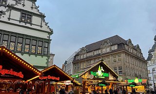 Auf dem Paderborner Weihnachtsmarkt muss niemand hungrig nach Hause gehen. - Lea Sasse Auf dem Paderborner Weihnachtsmarkt muss niemand hungrig nach Hause gehen. - Lea Sasse