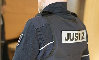 Zahlreiche Justizwachtmeister waren nötig, um die Auseinandersetzung zu stoppen. - picture alliance / Robert B. Fishman Zahlreiche Justizwachtmeister waren nötig, um die Auseinandersetzung zu stoppen. - picture alliance / Robert B. Fishman