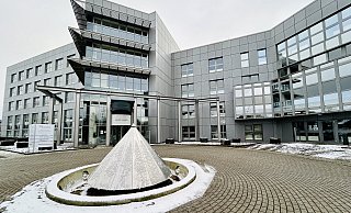 Der angeschlagene Haller Modehersteller Gerry Weber hat zum 1. Januar 2024 seine Firmenzentrale in Halle, die benachbarte Gerry-Weber-Kita „Kids World" sowie sämtliche Hallen und Parkplatzflächen an Ekol Invest aus Stuttgart verkauft. - Nicole Donath Der angeschlagene Haller Modehersteller Gerry Weber hat zum 1. Januar 2024 seine Firmenzentrale in Halle, die benachbarte Gerry-Weber-Kita „Kids World" sowie sämtliche Hallen und Parkplatzflächen an Ekol Invest aus Stuttgart verkauft. - Nicole Donath