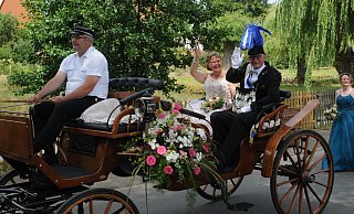 Das Königspaar Jürgen Lange und Gudrun Petry in einer majestätischen Kutsche. - Hubert Rösel Das Königspaar Jürgen Lange und Gudrun Petry in einer majestätischen Kutsche. - Hubert Rösel