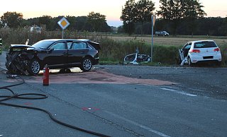 Sowohl der schwarze Audi der 24-jährigen Frau, als auch der weiße Golf des 19-jährigen Niedersachsen sind bei dem Unfall schwer beschädigt worden. - Polizei Minden-Lübbecke Sowohl der schwarze Audi der 24-jährigen Frau, als auch der weiße Golf des 19-jährigen Niedersachsen sind bei dem Unfall schwer beschädigt worden. - Polizei Minden-Lübbecke