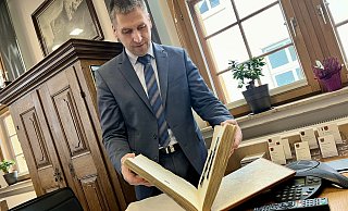 Bürens Bürgermeister Burkhard Schwuchow blättert für die Neue Westfälische im Goldenen Buch seiner Stadt. - Jens Reddeker Bürens Bürgermeister Burkhard Schwuchow blättert für die Neue Westfälische im Goldenen Buch seiner Stadt. - Jens Reddeker