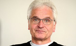 Pfarrer Elmar Quante, gegen den wegen Veruntreuung von Gemeindegeldern ermittelt wird, wird nun doch nicht mit einer Heiligen Messe verabschiedet werden. Pfarrer Elmar Quante, gegen den wegen Veruntreuung von Gemeindegeldern ermittelt wird, wird nun doch nicht mit einer Heiligen Messe verabschiedet werden.