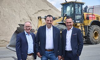 Alfred Winkelmann (v.l.), Leiter der Sparte Entsorgung der Hagedorn Unternehmensgruppe, Mirco Illian, Inhaber und Geschäftsführer der IK Umwelt und Thomas Hagedorn, geschäftsführender Gesellschafter der Hagedorn Unternehmensgruppe. - Hagedorn Alfred Winkelmann (v.l.), Leiter der Sparte Entsorgung der Hagedorn Unternehmensgruppe, Mirco Illian, Inhaber und Geschäftsführer der IK Umwelt und Thomas Hagedorn, geschäftsführender Gesellschafter der Hagedorn Unternehmensgruppe. - Hagedorn