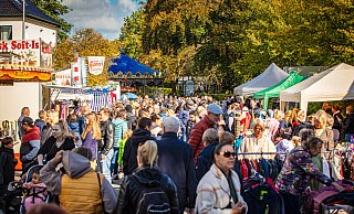 Auch am Sonntagvormittag ist der Andrang beim Bielefelder Stiftsmarkt in Schildesche groß. - Mueller Auch am Sonntagvormittag ist der Andrang beim Bielefelder Stiftsmarkt in Schildesche groß. - Mueller