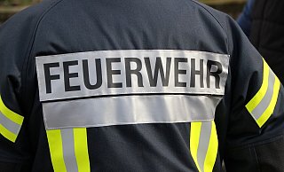 Unter anderem wurde ein Auto durch die Flammen schwer beschädigt. - Pixabay Unter anderem wurde ein Auto durch die Flammen schwer beschädigt. - Pixabay